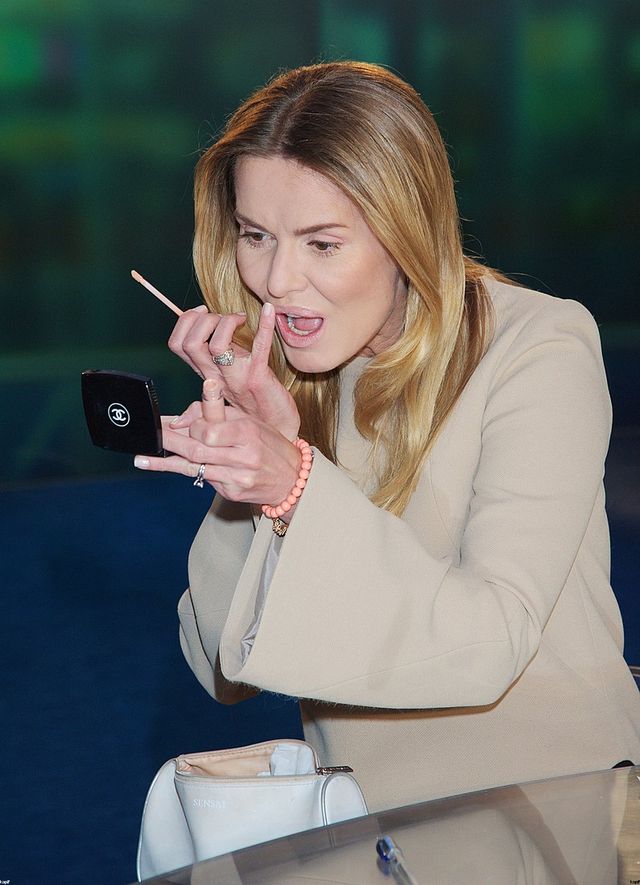 Hanna Lis przeprasza za papierosy na stole Panoramy Hanna Lis przeprasza za papierosy na stole Panoramy