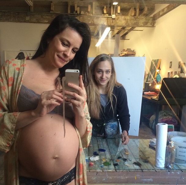 Liv Tyler w zaawansowanej ciąży w samej bieliźnie (FOTO)