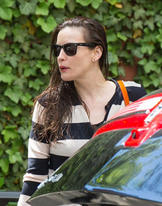 Liv Tyler przyłapana w mokrych włosach i bez makijażu (FOTO)