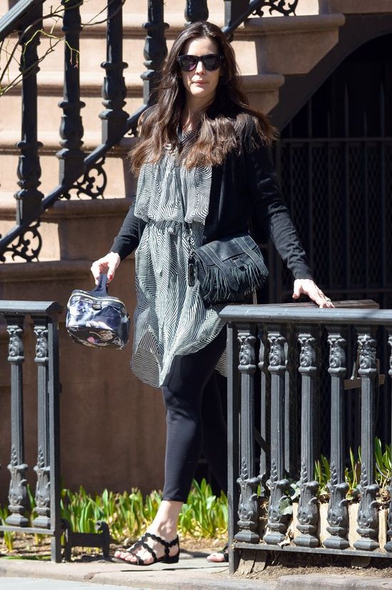 Liv Tyler przyłapana pierwszy raz od porodu (FOTO)