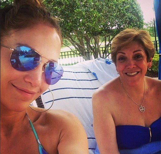 Jennnifer Lopez pokazała serię zdjęć bez makijażu (FOTO) Jennnifer Lopez pokazała serię zdjęć bez makijażu (FOTO)