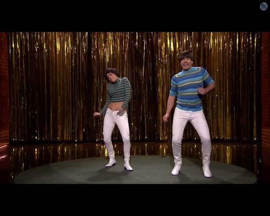 Jennifer Lopez w peruce od garnka śpiewa Tight Pants [VIDEO]