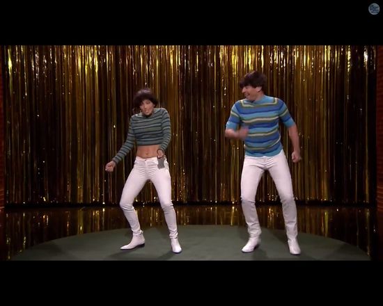 Jennifer Lopez w peruce od garnka śpiewa Tight Pants [VIDEO]