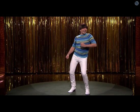 Jennifer Lopez w peruce od garnka śpiewa Tight Pants [VIDEO]