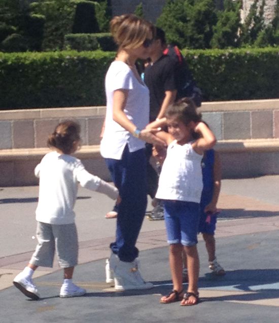 Dzieciaki Jennifer Lopez uwielbiają Disneyland (FOTO)