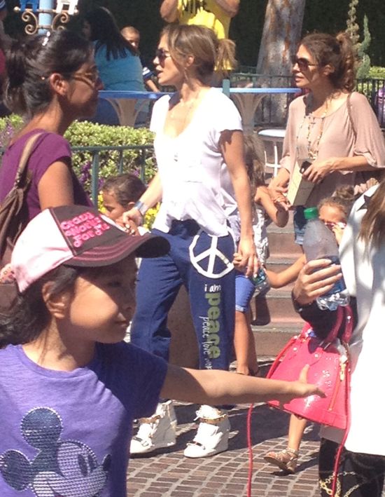 Dzieciaki Jennifer Lopez uwielbiają Disneyland (FOTO)