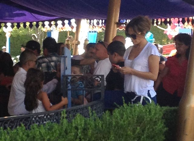 Dzieciaki Jennifer Lopez uwielbiają Disneyland (FOTO)