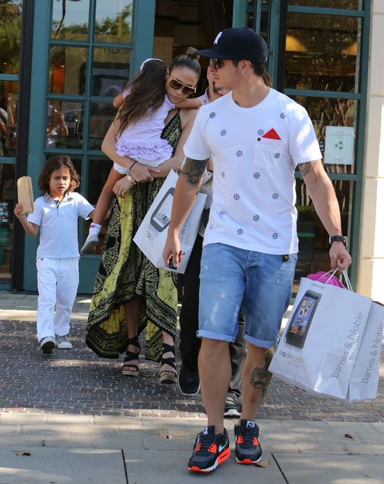 Jennifer Lopez na zakupy chodzi z całą rodzinką (FOTO)