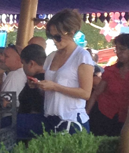 Dzieciaki Jennifer Lopez uwielbiają Disneyland (FOTO)
