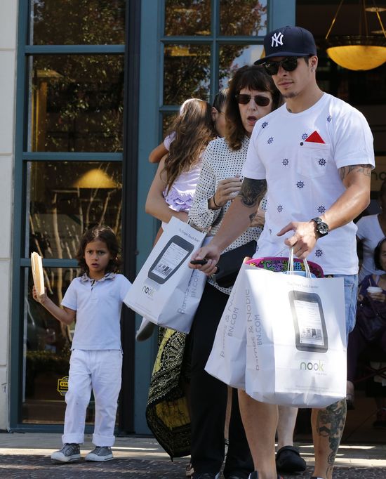 Jennifer Lopez na zakupy chodzi z całą rodzinką (FOTO)