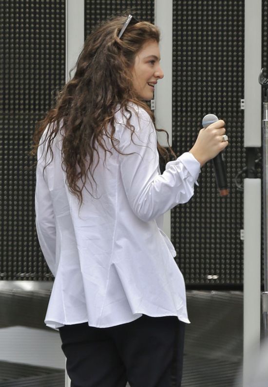 Jak wygląda sceniczny kostium Lorde? (FOTO)