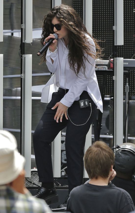 Jak wygląda sceniczny kostium Lorde? (FOTO)