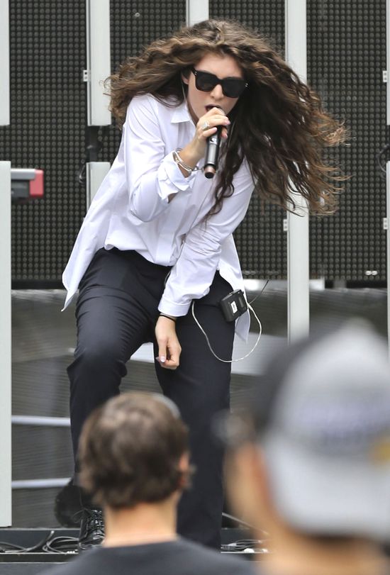 Jak wygląda sceniczny kostium Lorde? (FOTO)