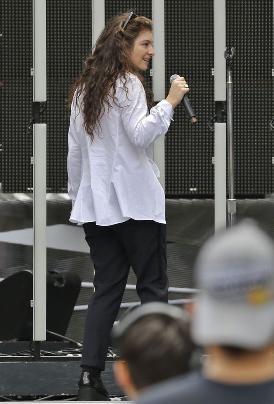 Jak wygląda sceniczny kostium Lorde? (FOTO)