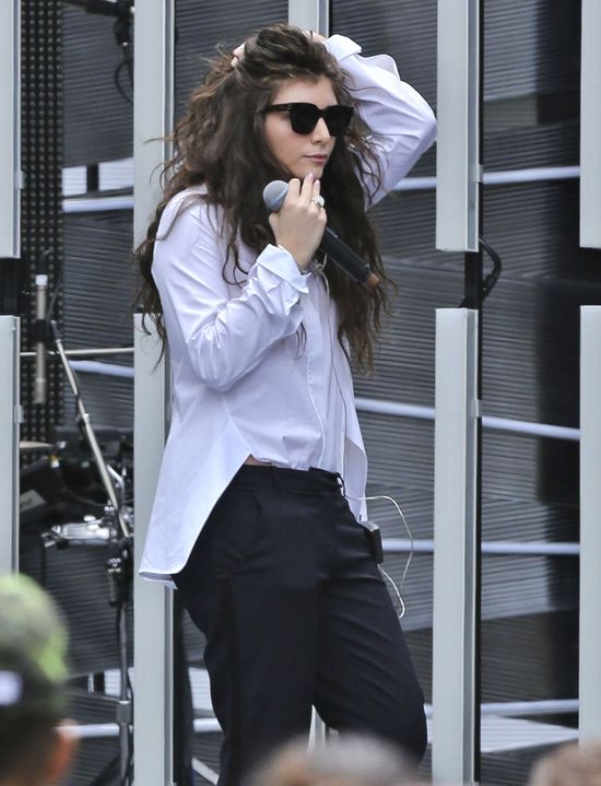 Jak wygląda sceniczny kostium Lorde? (FOTO)