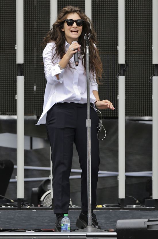 Jak wygląda sceniczny kostium Lorde? (FOTO)