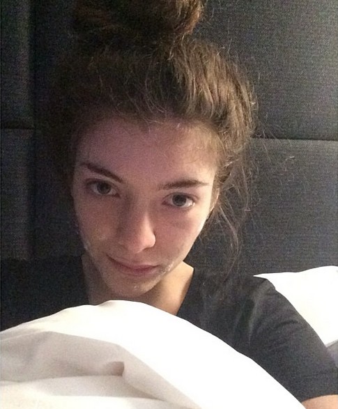 Lorde bez makijażu i z krem przeciwtrądzikowym na twarzy