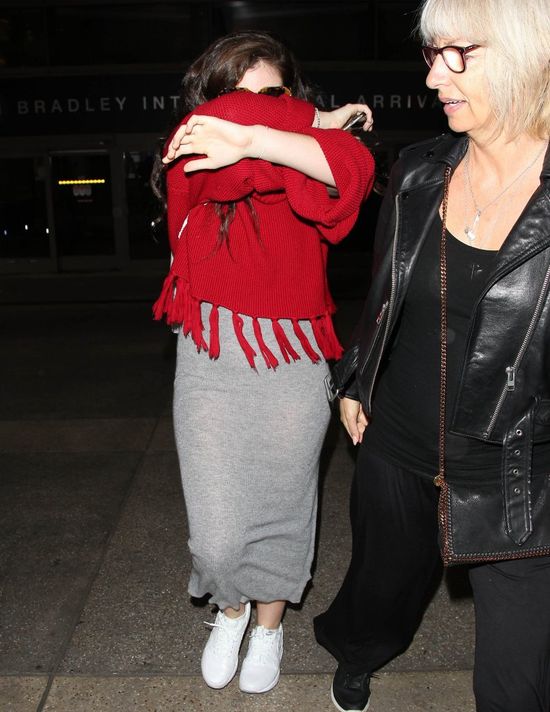 Lorde ukrywa trądzik przed paparazzi (FOTO)