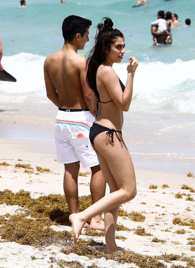 Córka Madonny w bikini na plaży i nie, nie ogoliła włosów pod pachami (ZDJĘCIA)