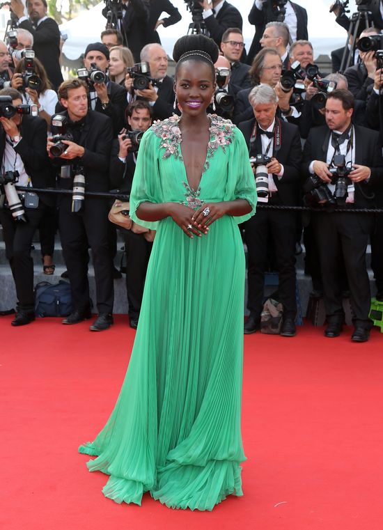 Najpiękniejsza kobieta na świecie jest pozbawiona biustu Najpiękniejsza kobieta na świecie jest pozbawiona biustu