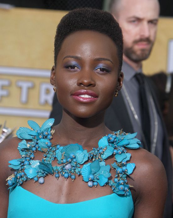 Lupita Nyong'o robi makijaż tylko na czerwone dywany