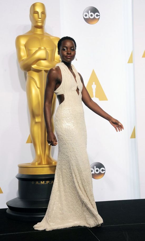 Złodziej sukni Lupity oddał kreację. Poczuł się oszukany...