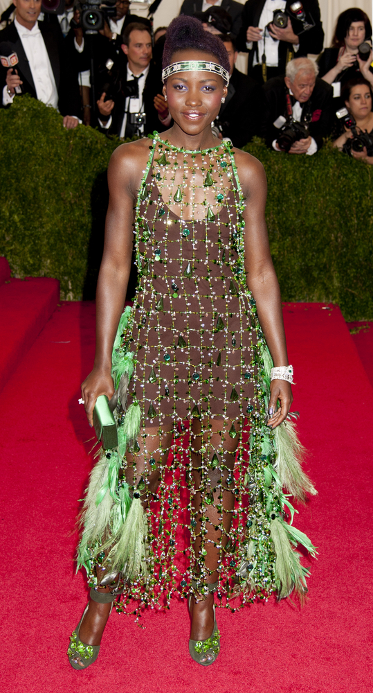 Lupita Nyong'o jak córka zamożnego rybaka na gali MET (FOTO)