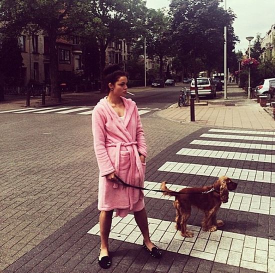 Luxuria Astaroth w szlafroku i blantem w ustach (FOTO)