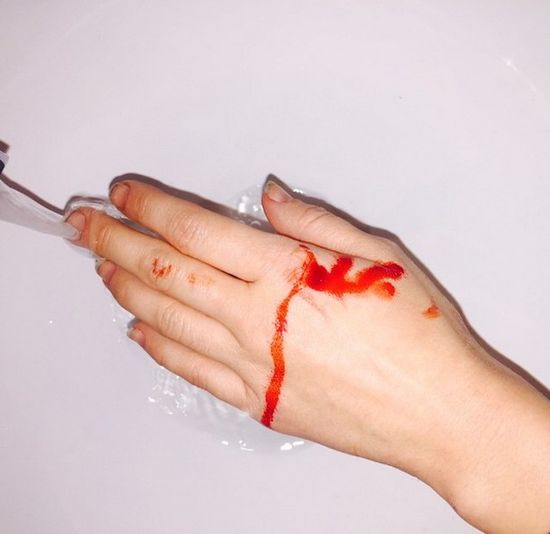 Dużo krwi na instagramie Miley Cyrus (FOTO)