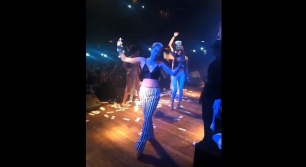 Tak się bawi Miley Cyrus (VIDEO) Tak się bawi Miley Cyrus (VIDEO)