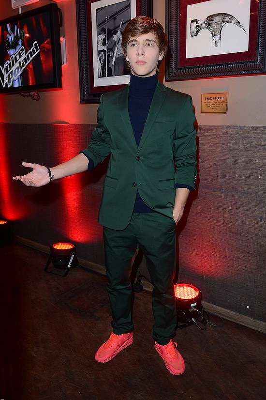 Maciek Musiał w zielonym garniturze i czerwonych butach FOTO Maciek Musiał w zielonym garniturze i czerwonych butach FOTO