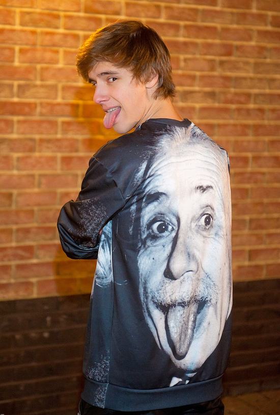 Zmarznięty Maciej Musiał pozuje do zdjęć (FOTO) Zmarznięty Maciej Musiał pozuje do zdjęć (FOTO)