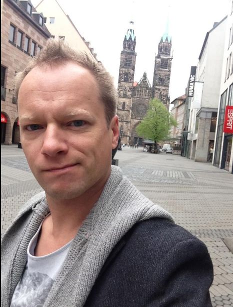 Polski aktor pozuje w sukience (FOTO)