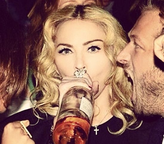 Madonna pije z gwinta na imprezie (FOTO)