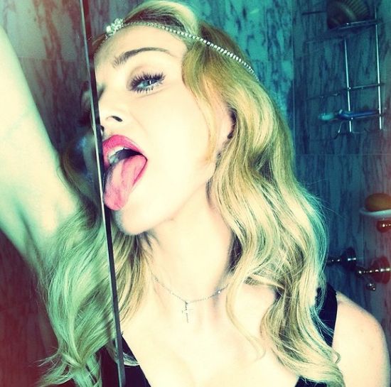 Gwiazda popu pochwaliła się włosami pod pachą (FOTO)