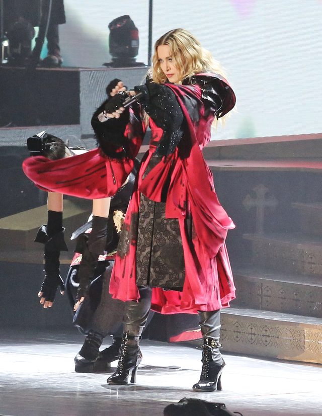 Madonna NIE CHCE ODDAĆ korony (FOTO) Madonna NIE CHCE ODDAĆ korony (FOTO)