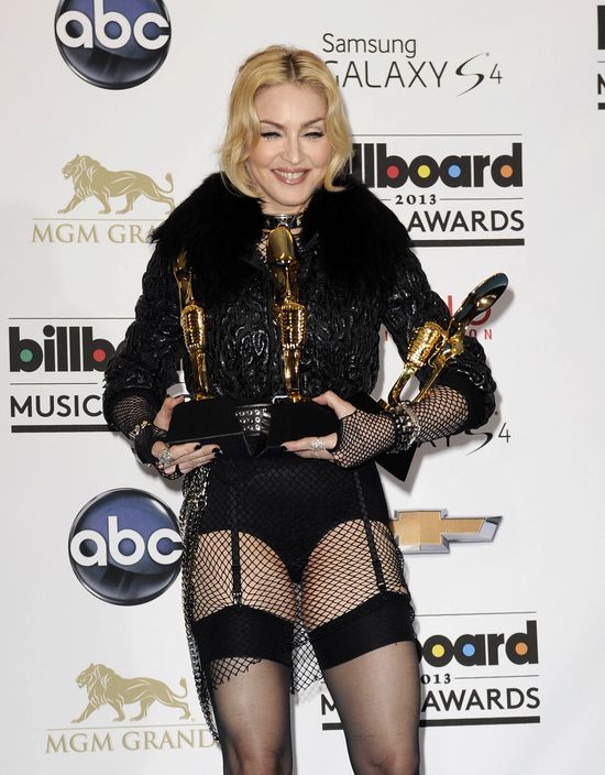 Madonna jako czarny anioł na Billboard Music Awards (FOTO)