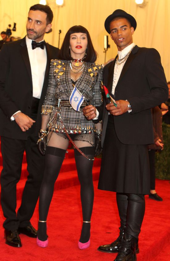 Madonna zapomniała założyć spodnie na galę Met Madonna zapomniała założyć spodnie na galę Met