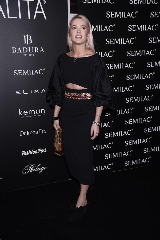 Maffashion pręży się na łóżku po pokazie Victoria's Secret (Instagram)