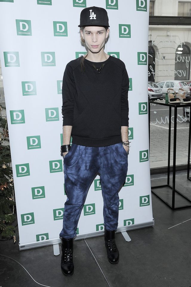 Maga pozuje z butem (FOTO)