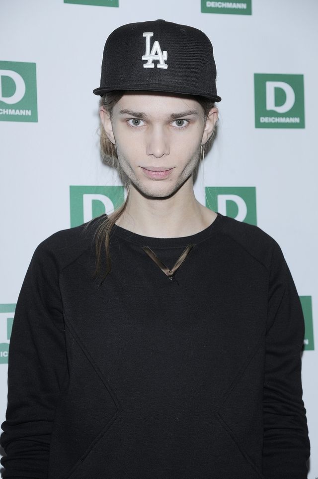 Maga pozuje z butem (FOTO)