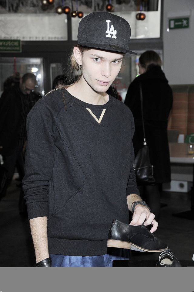 Maga pozuje z butem (FOTO)