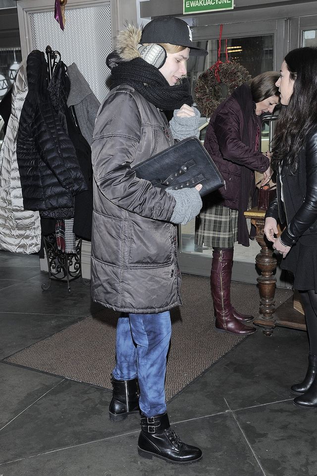 Maga pozuje z butem (FOTO)