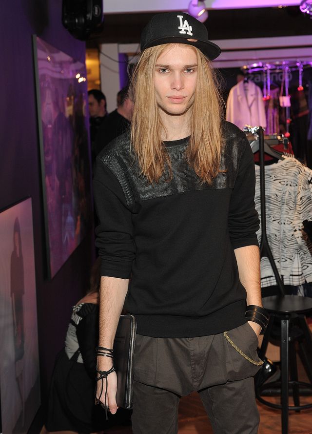 Maga kupił sobie damski płaszcz? (FOTO)