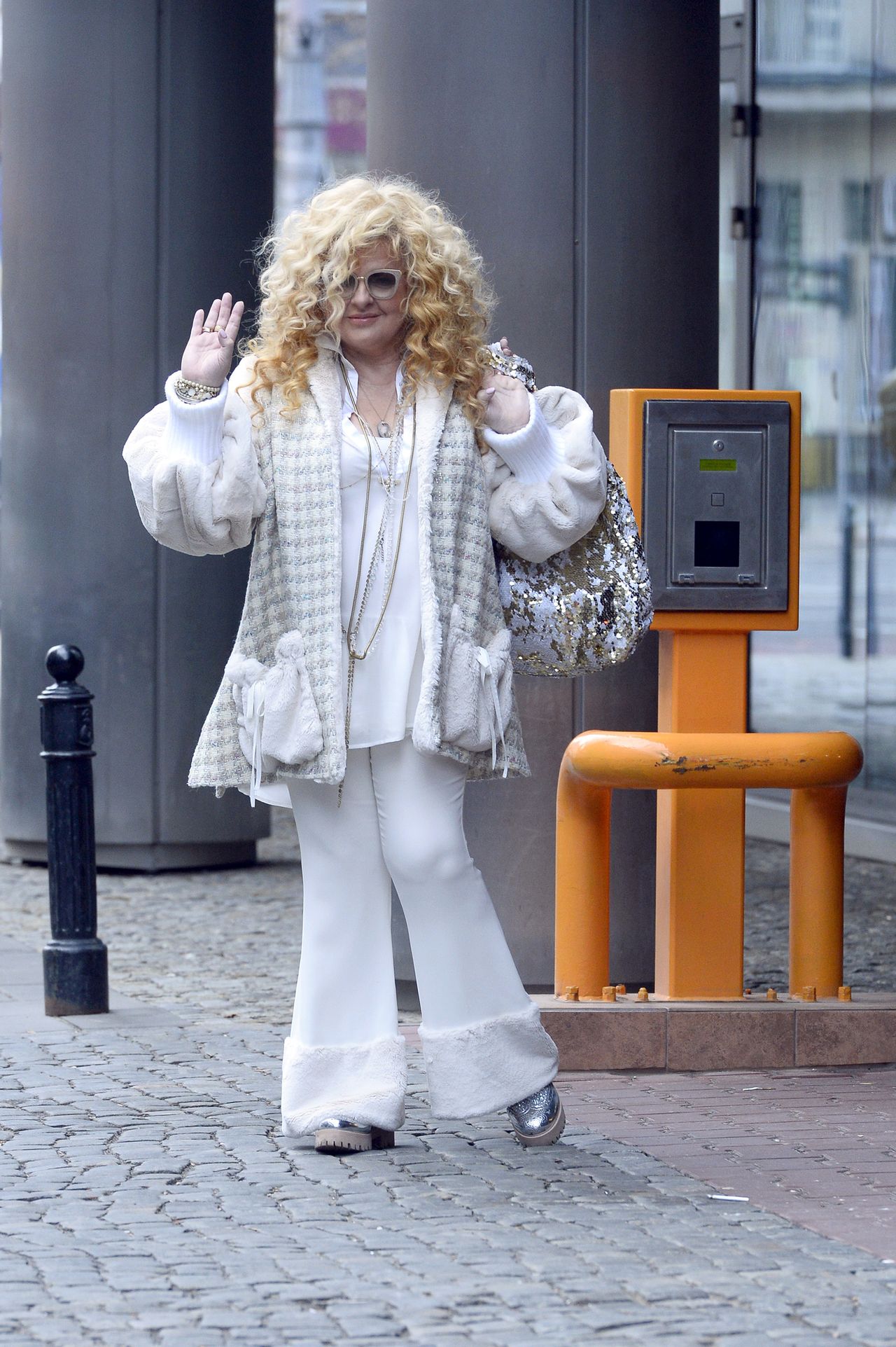 Magda Gessler jak Śnieżynka w dzwonach, ze świeżo zakręconym włosem (ZDJĘCIA)