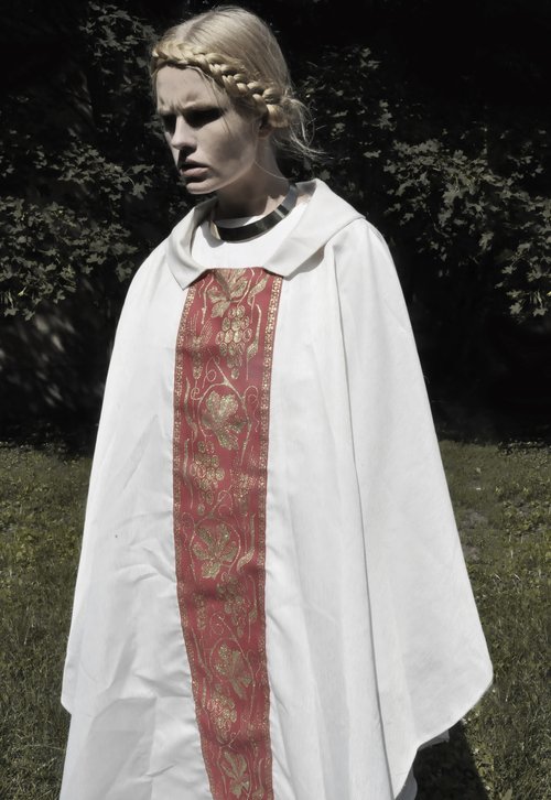 Magda Roman w roli księdza (FOTO)