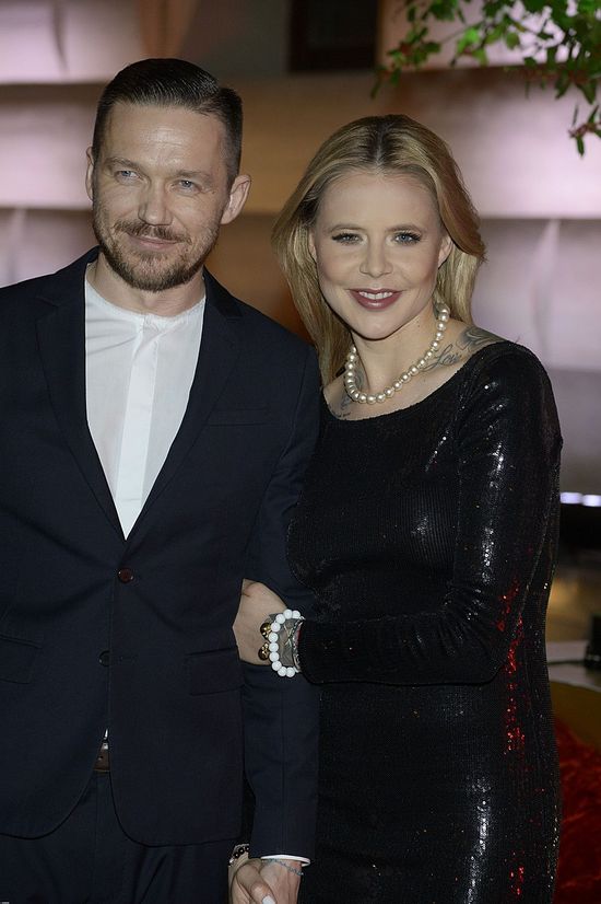 Na imprezie APARTU zaświeciła biustem i tatuażami (FOTO)