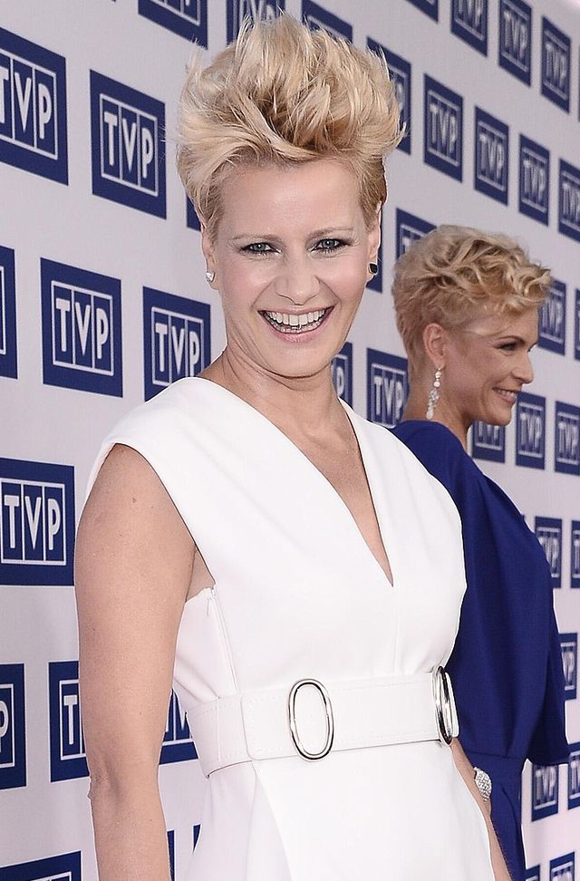 Na ramówkach TVP zaskakuje odważnym lookiem - jak było tym razem? (ZDJĘCIA)