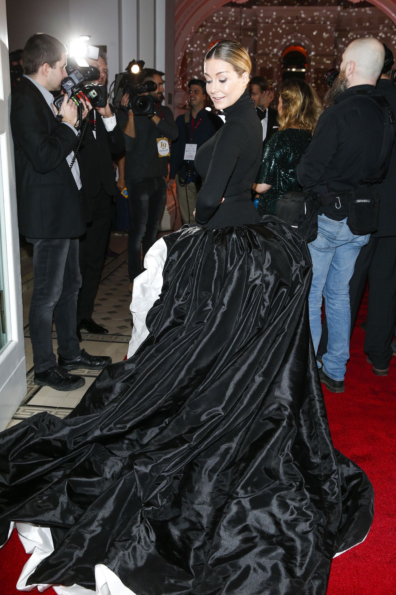 Małgorzata Rozenek-Majdan w sukni z trenem na Balu Dziennikarzy (ZDJĘCIA) Małgorzata Rozenek-Majdan w sukni z trenem na Balu Dziennikarzy (ZDJĘCIA)