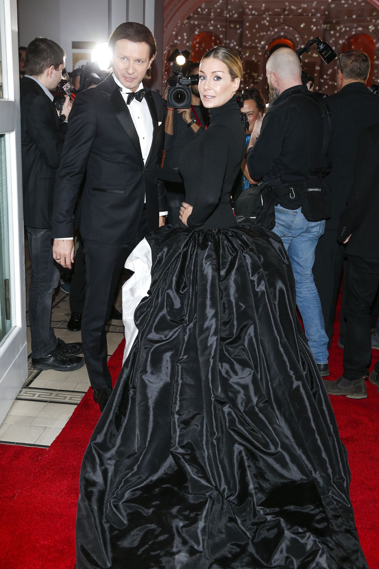 Małgorzata Rozenek-Majdan w sukni z trenem na Balu Dziennikarzy (ZDJĘCIA) Małgorzata Rozenek-Majdan w sukni z trenem na Balu Dziennikarzy (ZDJĘCIA)